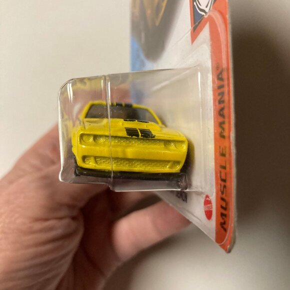 Hot Wheels 2020 Muscle Mania Series #234 '18 Dodge Challenger SRT Demon Yellow - Picture 9 of 11